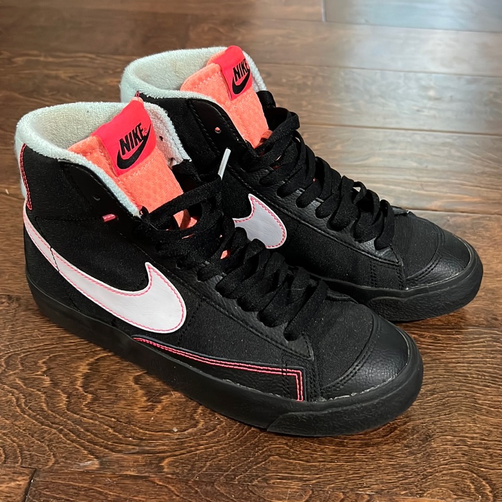 Nike Blazer Mid '77 Black Atomic Pink